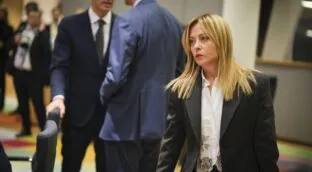 El entorno de Meloni, contra Sánchez por la regularización: «Está desconectado del pueblo»