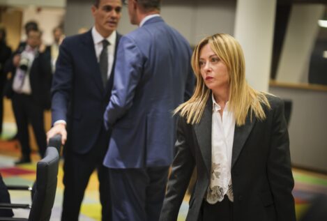 El entorno de Meloni, contra Sánchez por la regularización: «Está desconectado del pueblo»
