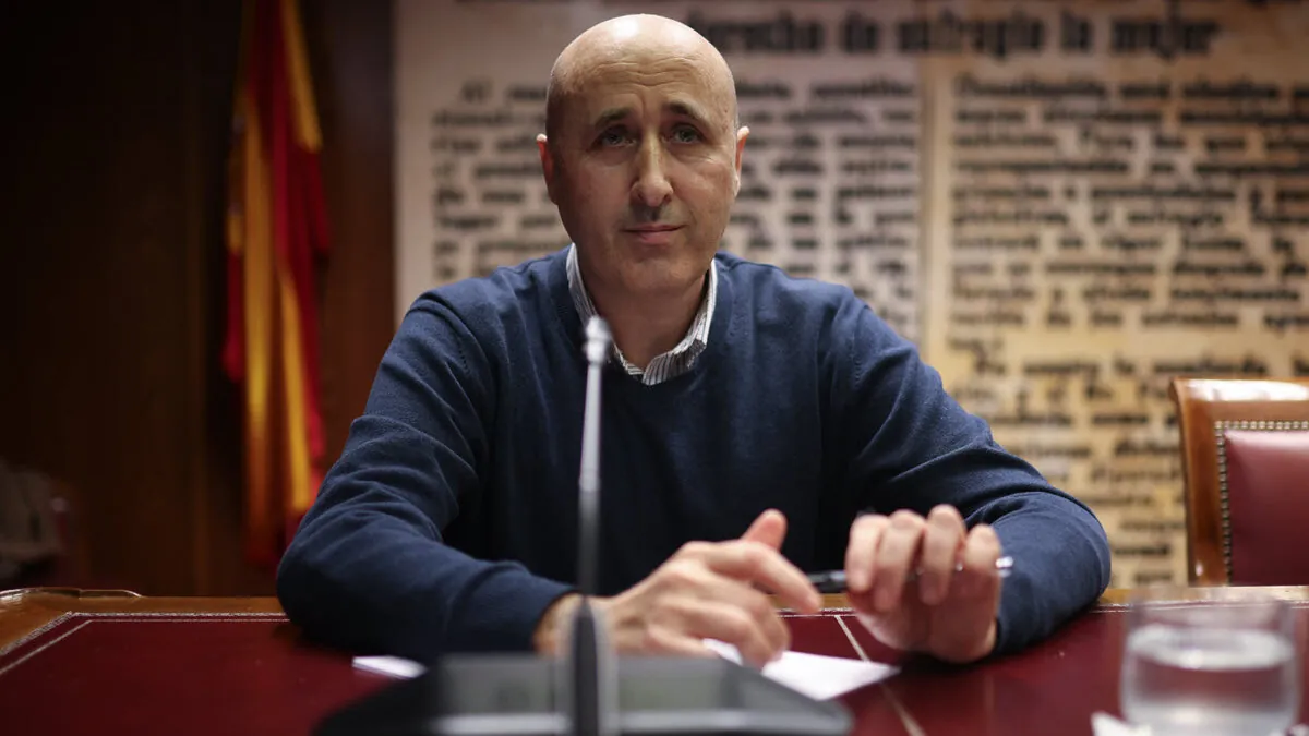 Las diez grietas del relato del jefe de la Confederación del Júcar el día de la dana