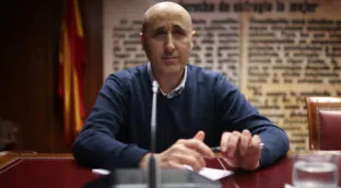 Las diez grietas del relato del jefe de la Confederación del Júcar el día de la dana