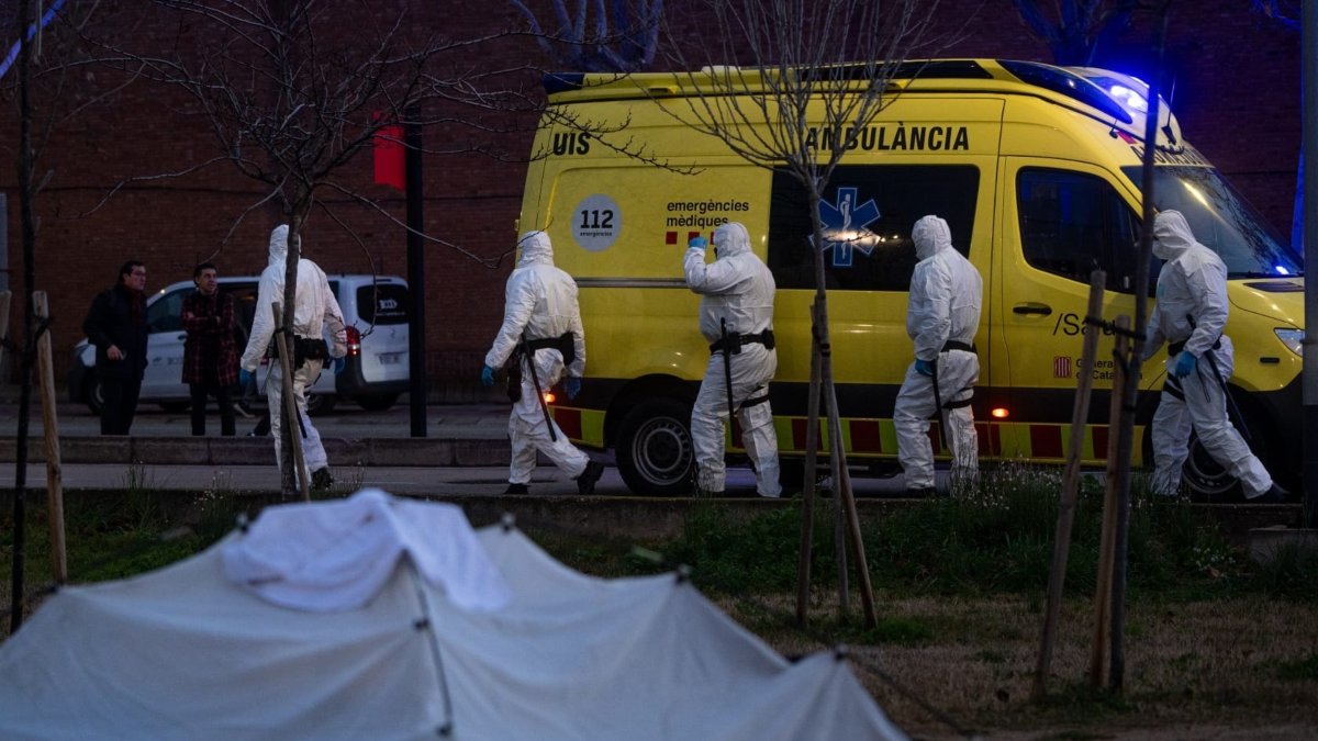 La Guardia Urbana desaloja un campamento de personas sin hogar de Barcelona por salubridad