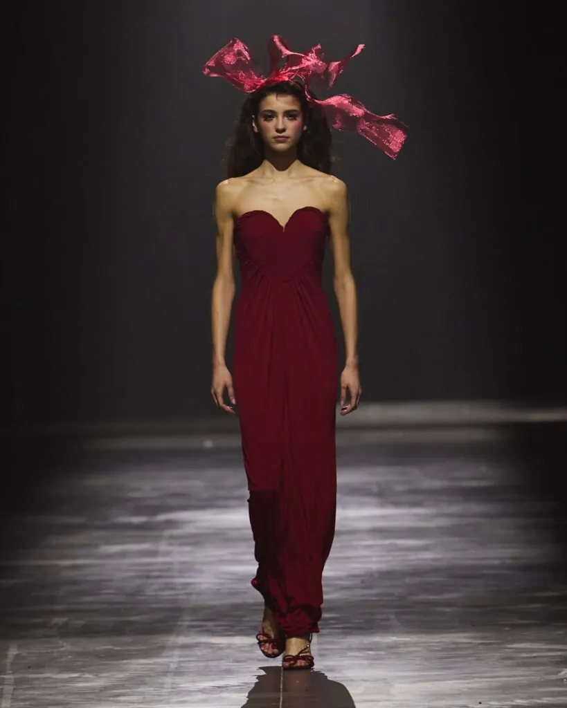 Desfile de Redondo Brand con accesorios de Betto García