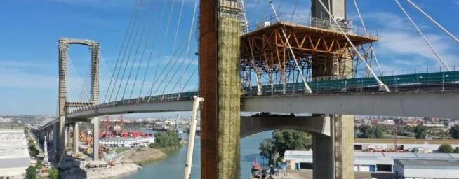 Acciona reduce un 30% la plantilla del Puente del Centenario tras estallar el ‘caso Cerdán’