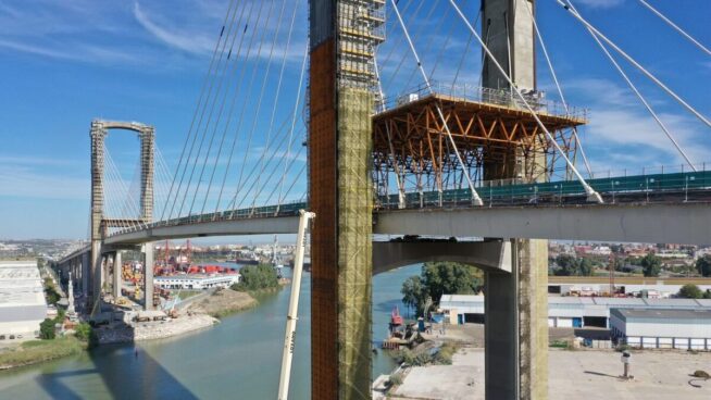 Acciona reduce un 30% la plantilla del Puente del Centenario tras estallar el ‘caso Cerdán’