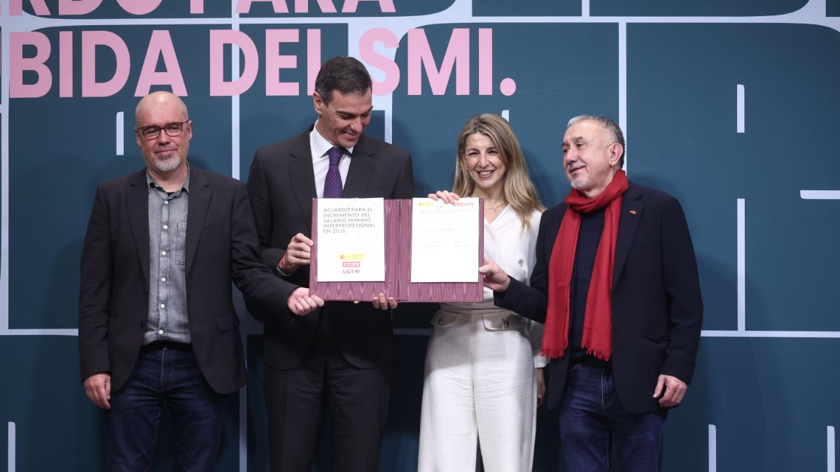 Yolanda Díaz firma con los sindicatos y sin los empresarios el alza del salario mínimo