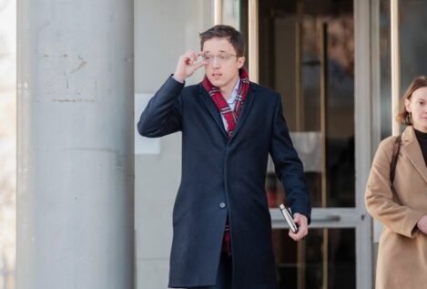 El juez deja sin efecto la renuncia de Mouliaá y vuelve a citar a Errejón el 17 de febrero