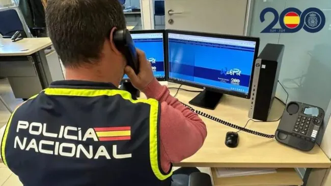 Alerta con los QR: la Policía avisa de que pueden estafarte utilizando tu propia cámara y cómo evitarlo