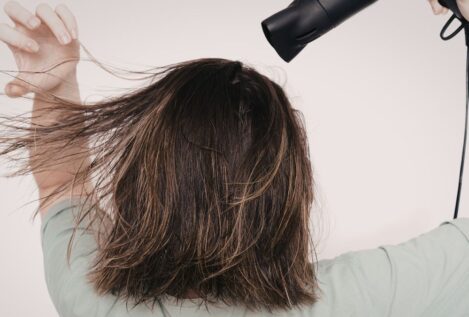 Los expertos en peluquería son claros sobre si tu pelo necesita un extra de hidratación: «Si tardas en secarlo más de lo que deberías, es tu caso»