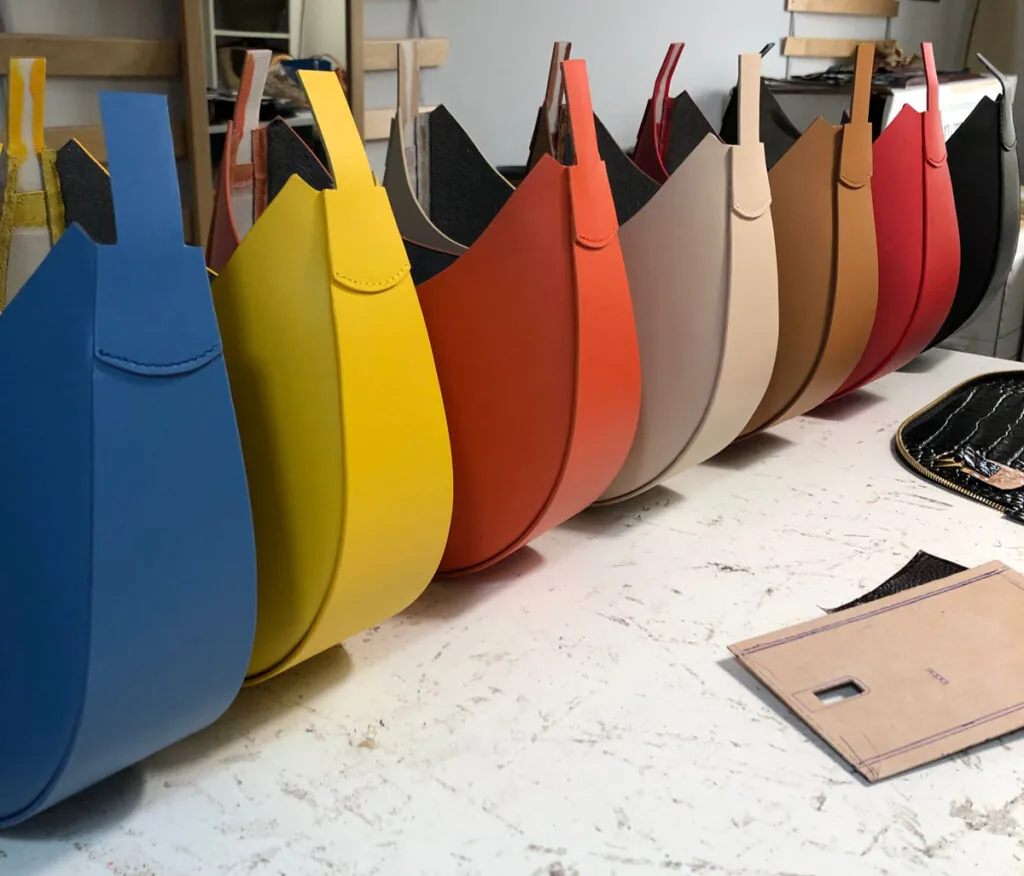 Bolsos de Leandra en pleno proceso de fabricación 
