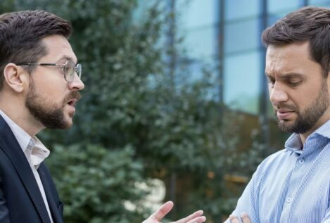 Por qué nos cuesta escuchar opiniones contrarias y cómo entrenarnos para hacerlo