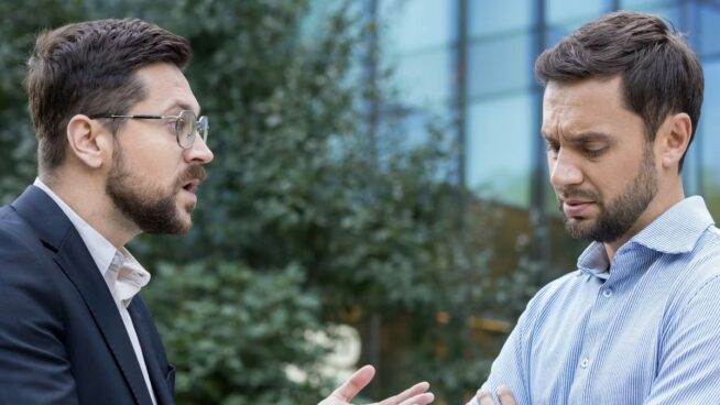 Por qué nos cuesta escuchar opiniones contrarias y cómo entrenarnos para hacerlo