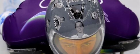 El COI prohíbe a un piloto ucraniano de skeleton un casco homenaje a los fallecidos por la guerra