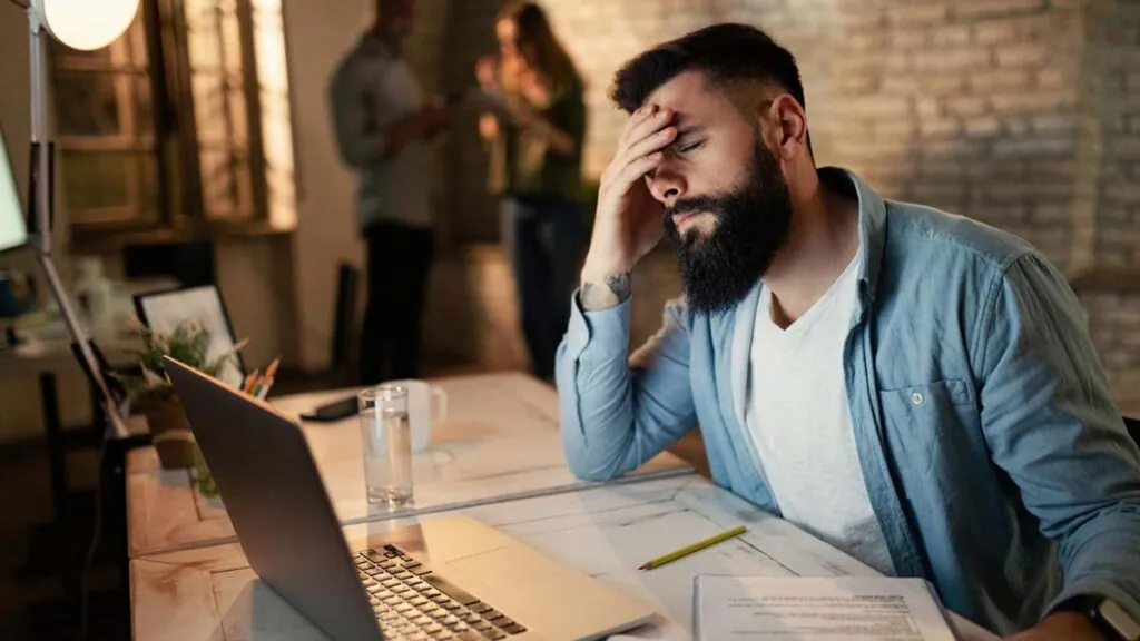 hombre-agotamiento-mental-trabajo