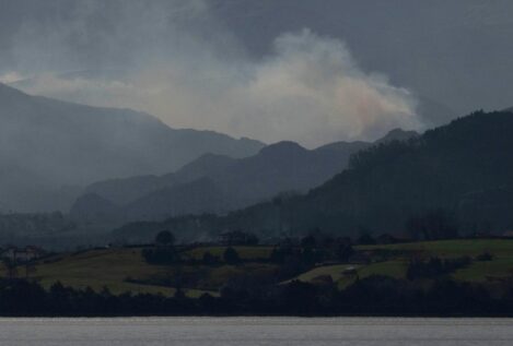 Cantabria vive una noche «muy complicada» por los incendios forestales y 36 siguen activos