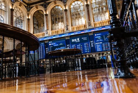 El Ibex 35 arranca la semana subiendo un 1% y se posa al filo de los 17.850 puntos