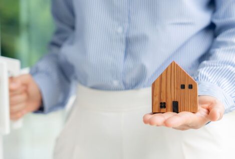 El récord hipotecario en España convive con una generación que ya compra pasados los 40