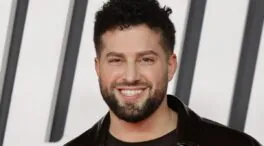 La vida personal de Javi Hoyos: «Empecé con chicos a los 24 años; mi marido y yo queremos ser padres»