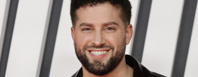 La vida personal de Javi Hoyos: «Empecé con chicos a los 24 años; mi marido y yo queremos ser padres»