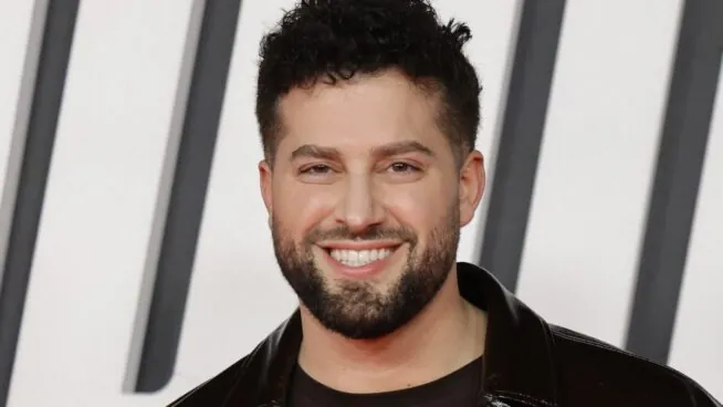 La vida personal de Javi Hoyos: «Empecé con chicos a los 24 años; mi marido y yo queremos ser padres»