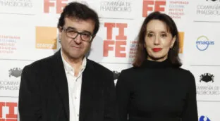 Javier Cercas, más allá del escritor: una historia familiar que le avergüenza y conoció a Mercè, su mujer artista, en un tren