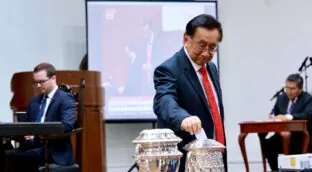 El izquierdista José María Balcázar, nuevo presidente interino de Perú