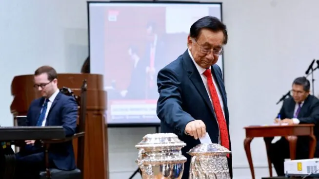 El izquierdista José María Balcázar, nuevo presidente interino de Perú