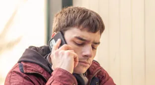 La generación Z sucumbe a la telefobia: el 25% de los jóvenes nunca coge llamadas por miedo