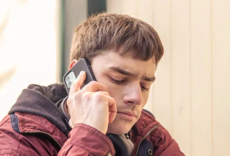 La generación Z sucumbe a la telefobia: el 25% de los jóvenes nunca coge llamadas por miedo