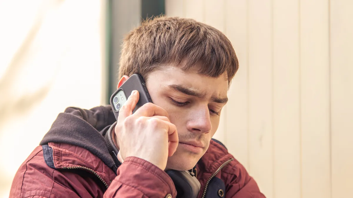 La generación Z sucumbe a la telefobia: el 25% de los jóvenes nunca coge llamadas por miedo