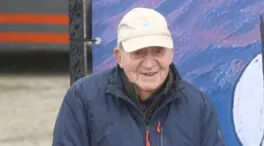 La impactante imagen del rey Juan Carlos en silla de ruedas: «Solo se mueve así o con muletas»