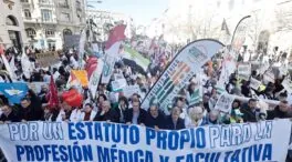 Miles de médicos protestan contra el Estatuto Marco y exigen el cese de Mónica García