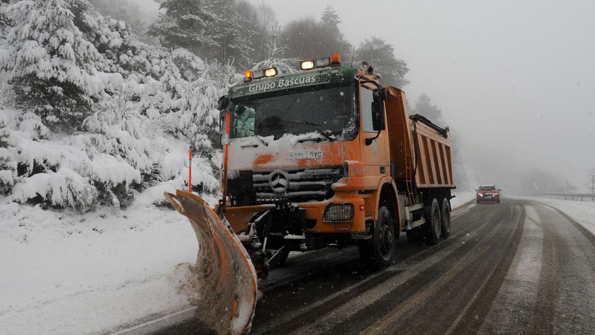 Muere el conductor de una quitanieves tras caer por una ladera en el Puerto el Pico (Ávila)