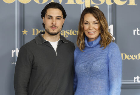 Mar Flores abre las puertas de su bonito salón francés: de colores claros y con chimenea