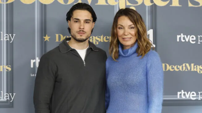 Mar Flores abre las puertas de su bonito salón francés: de colores claros y con chimenea