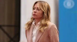 Meloni viaja al golfo Pérsico para reforzar la alianza energética