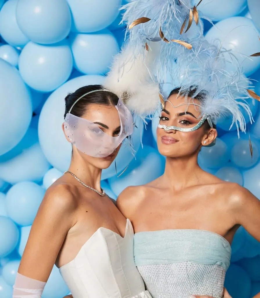 Las hermanas influencers Meri y Marta Lozano con tocados de Betto García