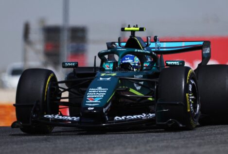 Miércoles negro para Aston Martin: Alonso pone al límite al monoplaza y este rompe