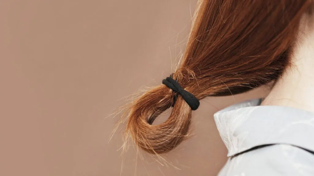 Recogido que deja a la vista las puntas abiertas. (Fuente: Nezeni Cosmetics)