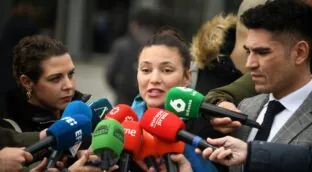 El juez reprende a Mouliaá y le urge a declarar este viernes en la querella que le puso Errejón