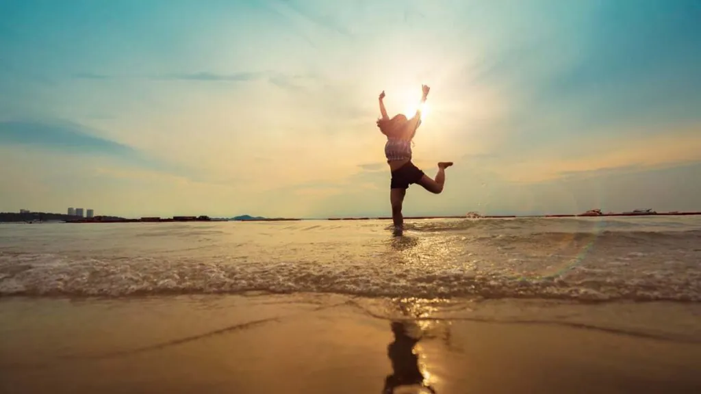 mujer-felicidad-base-playa