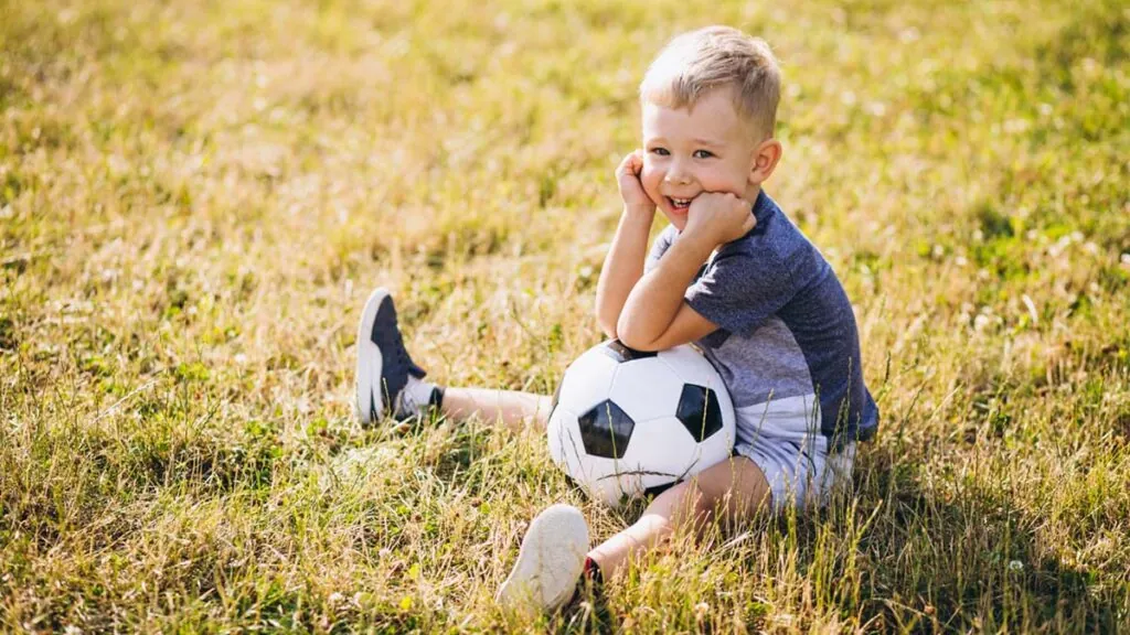 nino-felicidad-jugar-balon