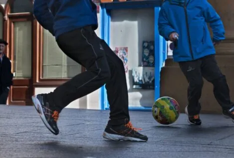 Los patios con campos de fútbol son machistas