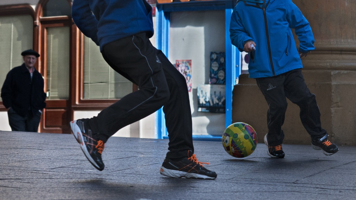 Los patios con campos de fútbol son machistas