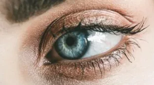 Sombras en los ojos: cuando un lunar en el párpado puede ser peligro