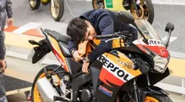 Repsol sorprende a Óscar Casas regalándole su moto de la película 'Ídolos'