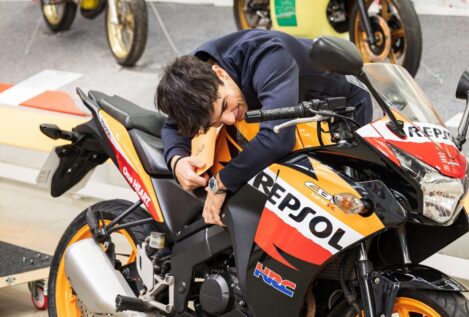 Repsol sorprende a Óscar Casas regalándole su moto de la película 'Ídolos'