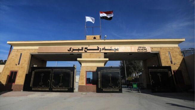 El cruce de Rafá reabre oficialmente en ambas direcciones para el paso limitado de personas