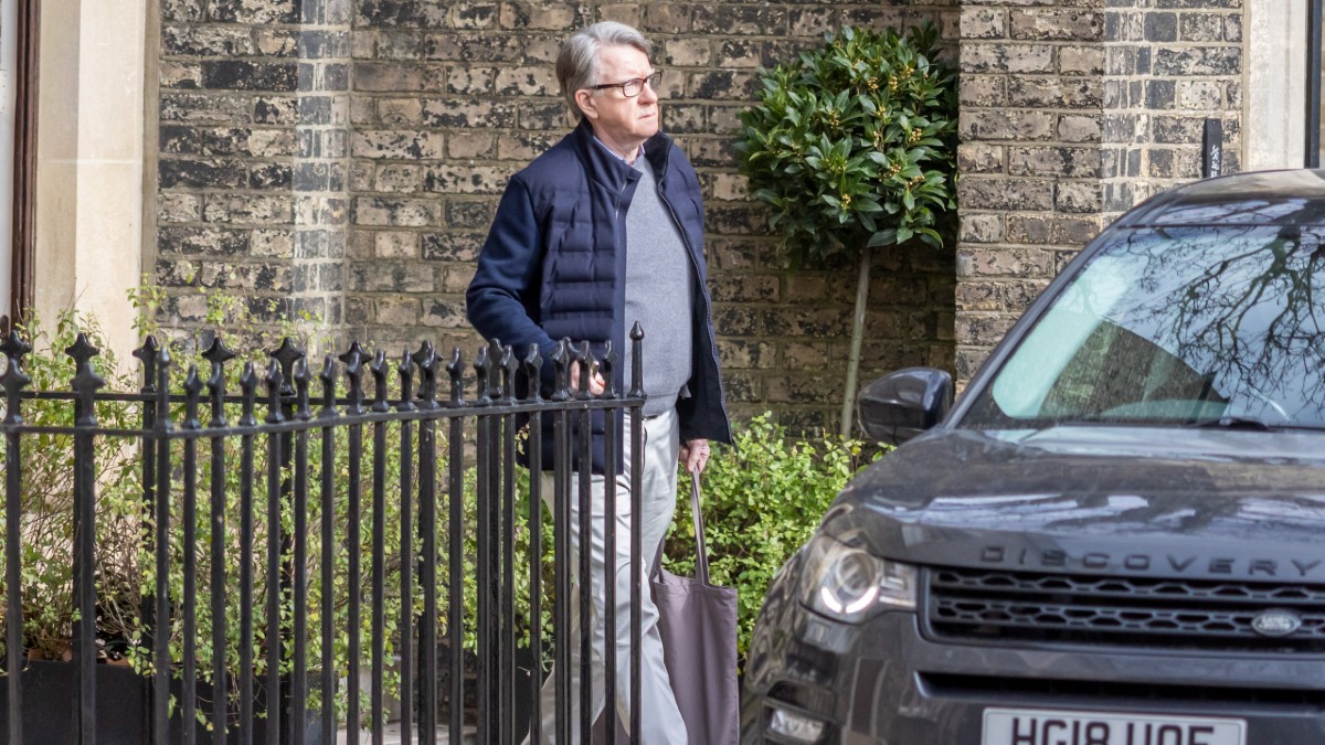 Detenido un exministro y exembajador británico en EEUU por sus vínculos con Epstein