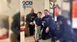 Dos policías salvan la vida a un niño de tres años que tenía dificultades para respirar en Alicante