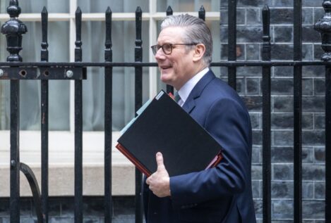 Starmer anuncia la salida de un alto cargo en medio del escándalo por el 'caso Epstein'